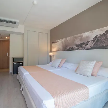 Sunset - Adults Recommended - By Pierre & מלון סאלו