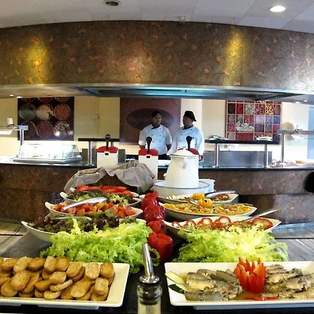 Sunset - Adults Recommended - By Pierre & 3* סאלו