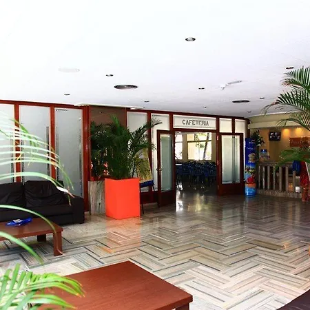 Sunset - Adults Recommended - By Pierre & 3* סאלו