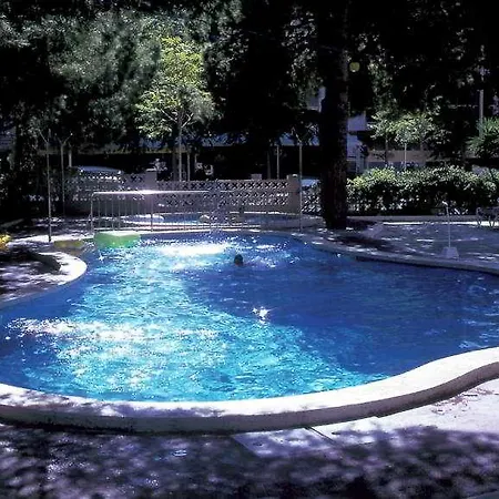 Sunset - Adults Recommended - By Pierre & מלון סאלו